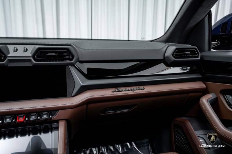 Used 2025 Lamborghini Urus SE image 36