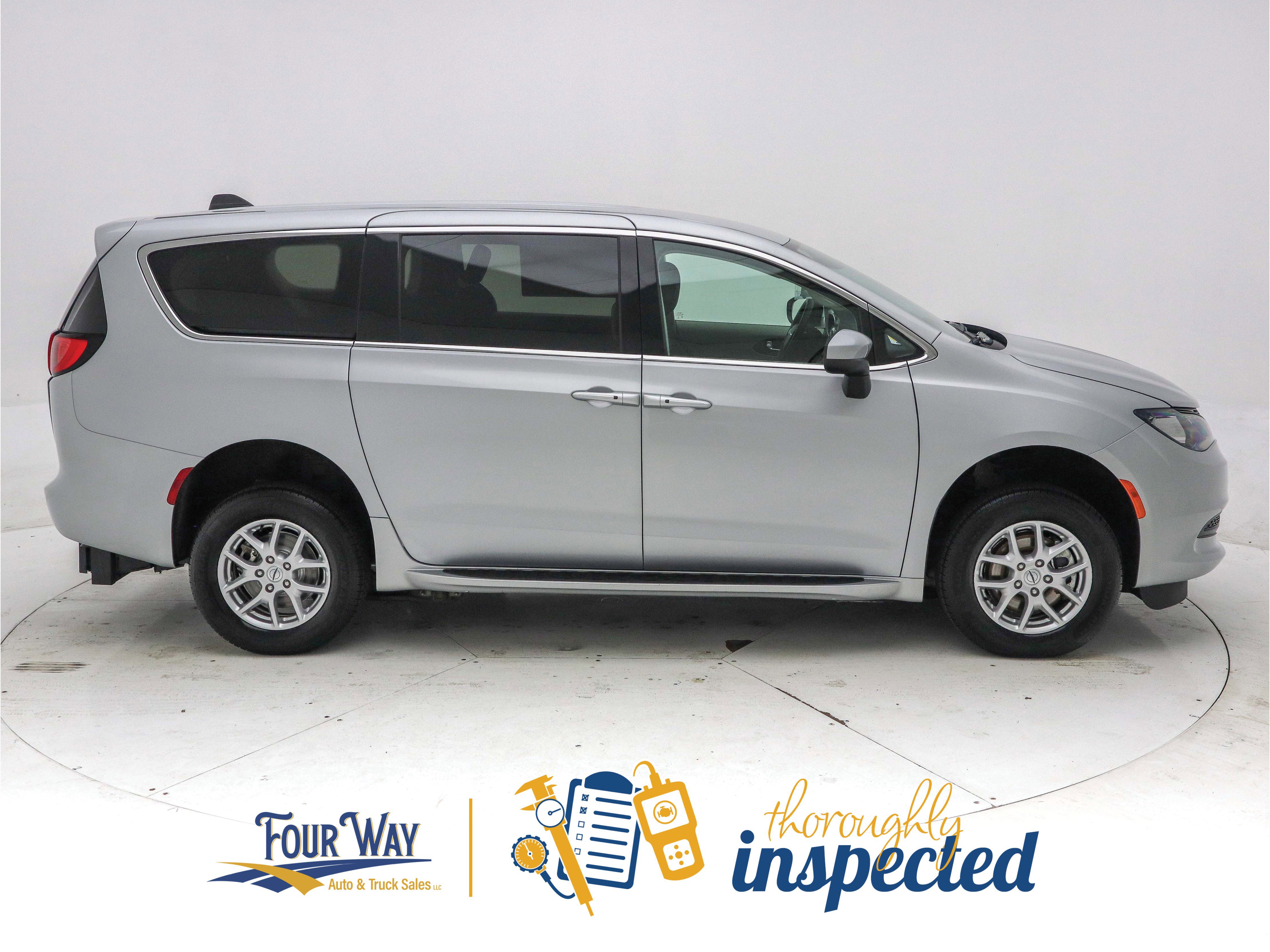 Used 2023 Chrysler Voyager LX image 3