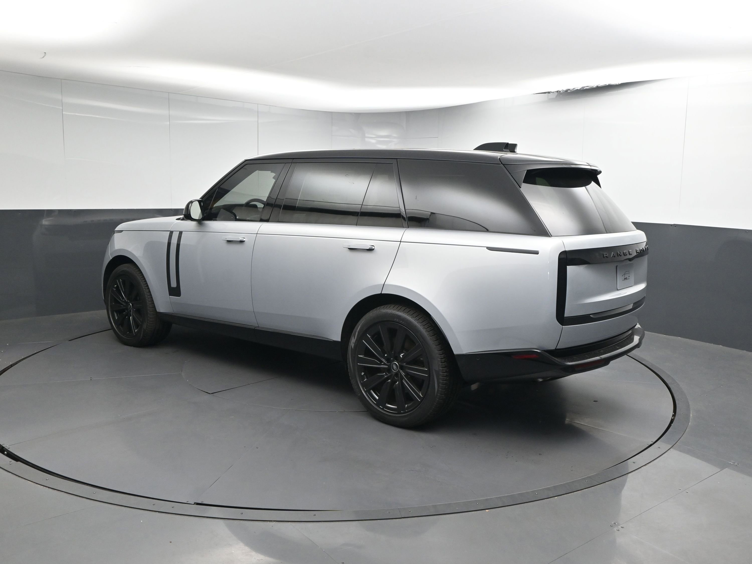 New 2025 Land Rover Range Rover Long Wheelbase SE image 3
