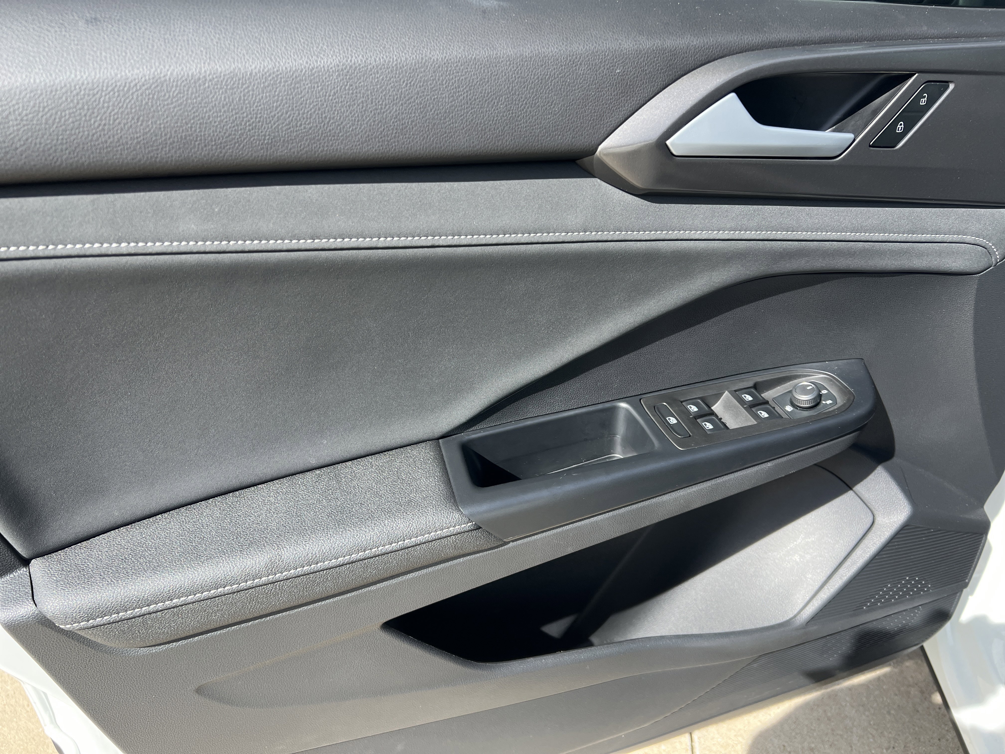 Certified 2025 Volkswagen Taos SE image 13