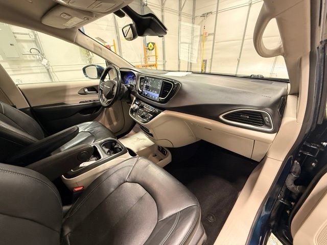 Used 2021 Chrysler Pacifica Touring-L FWD image 28