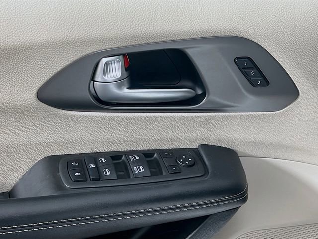 Used 2022 Chrysler Pacifica Touring-L image 9