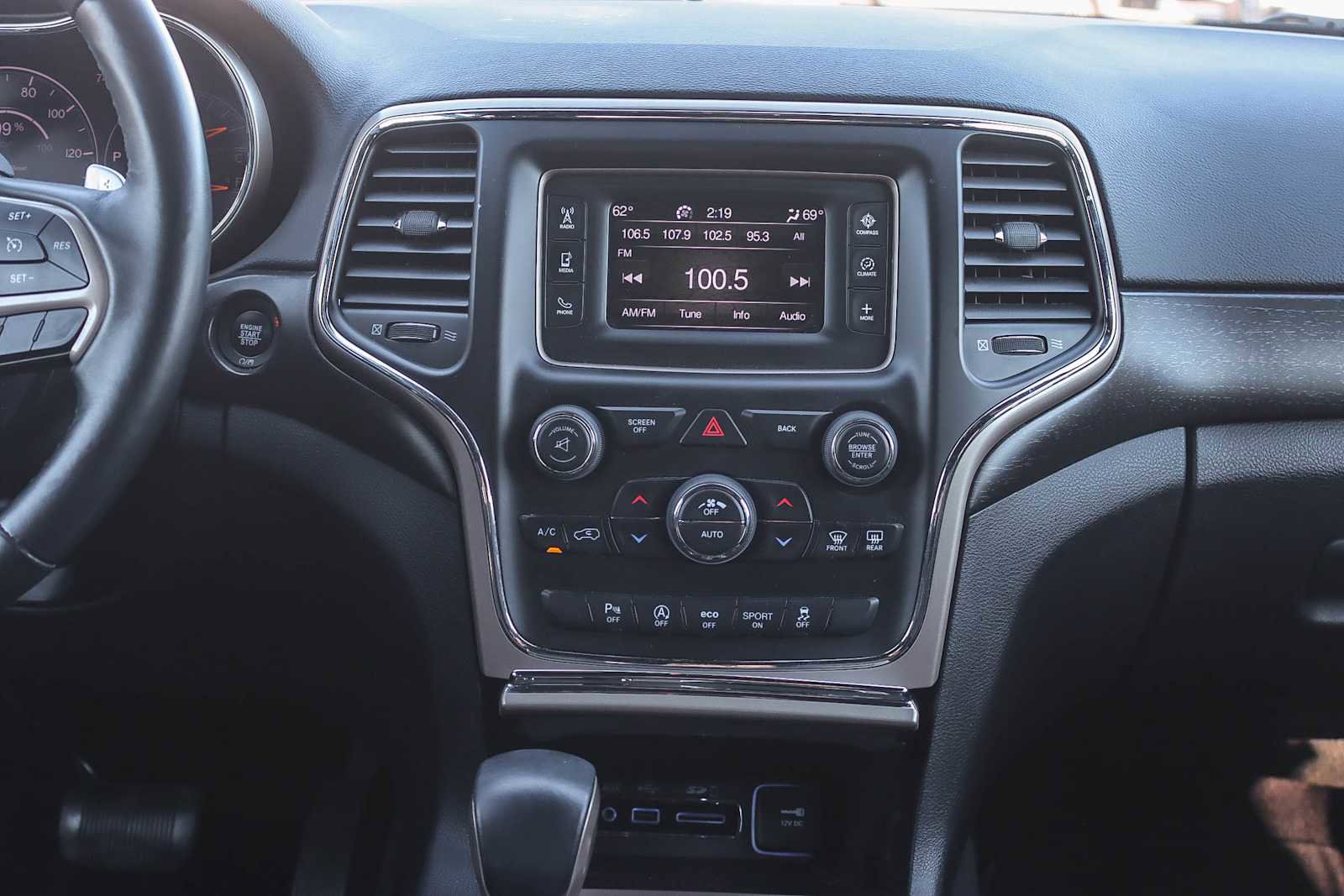 Used 2017 Jeep Grand Cherokee Laredo image 12