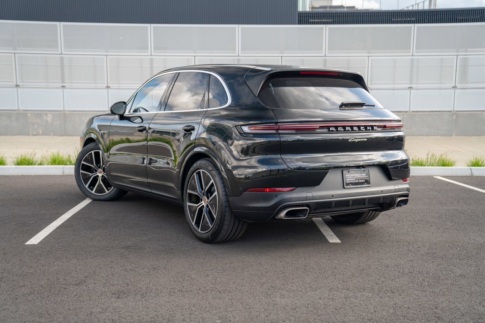 Certified 2025 Porsche Cayenne E-Hybrid AWD/4WD image 3