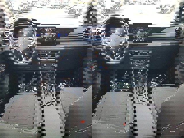 Certified 2025 Volkswagen Taos SE image 12