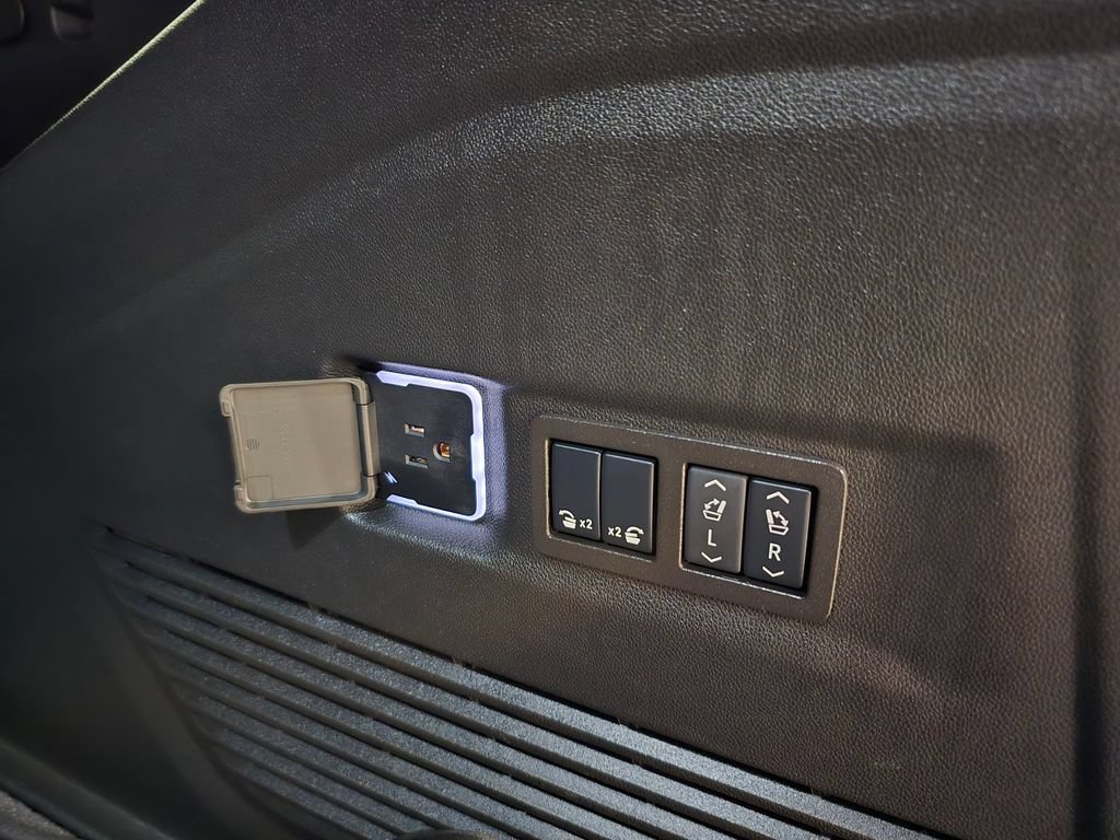 Used 2025 Chevrolet Suburban High Country RWD image 48