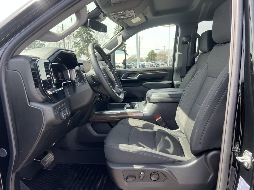 Used 2025 Chevrolet Silverado 3500 LT w/ Trail Boss Package AWD/4WD image 16