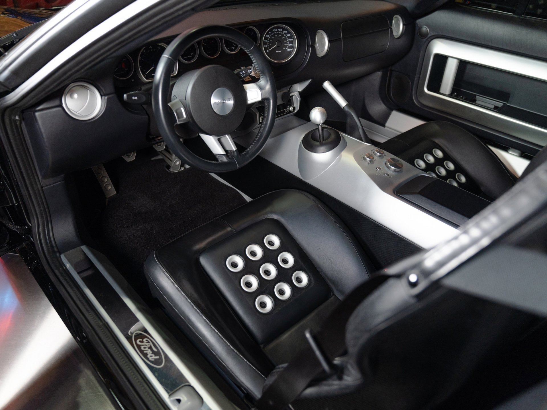 Used 2005 Ford GT image 3