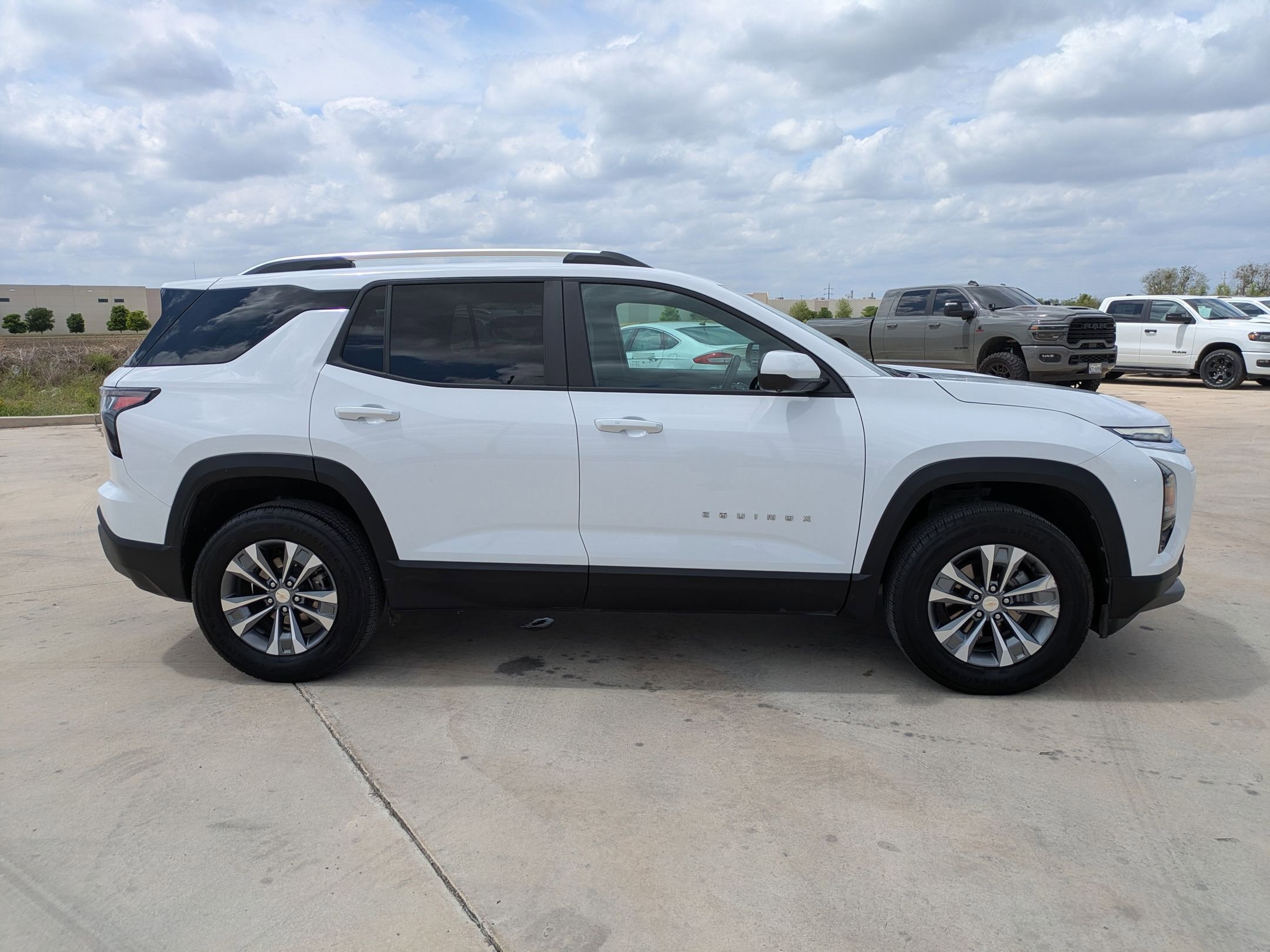 Used 2025 Chevrolet Equinox LT w/ Convenience Package II image 2