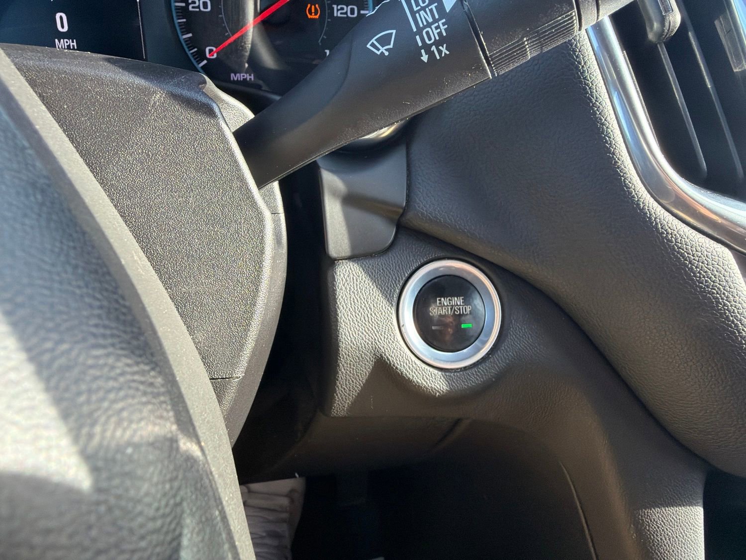 Used 2018 Chevrolet Equinox LT FWD image 16