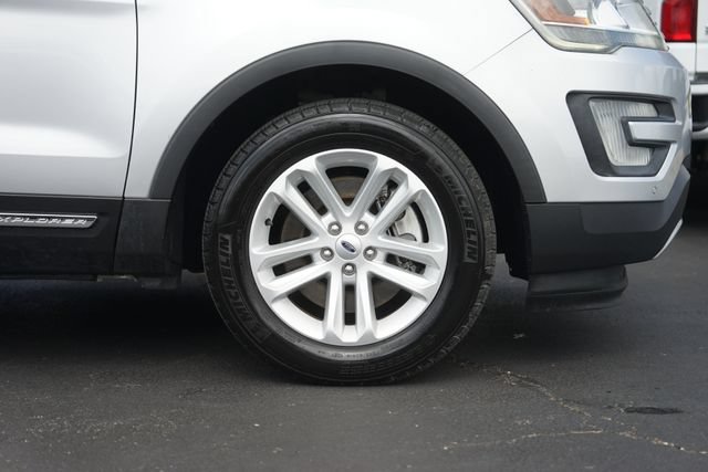 Used 2017 Ford Explorer XLT w/ Equipment Group 202A FWD image 4