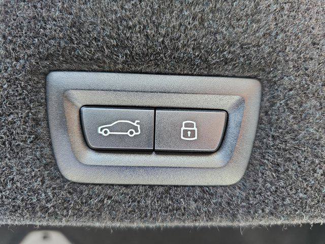 New 2025 BMW 750e xDrive w/ Premium Package image 13