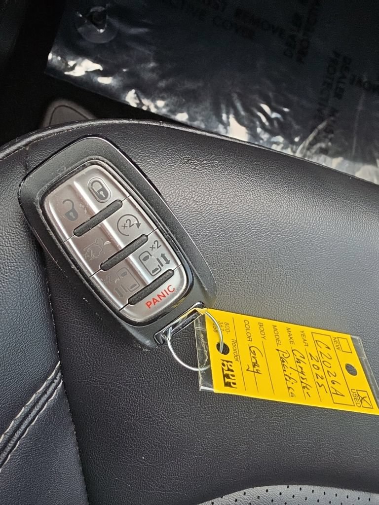 Used 2025 Chrysler Pacifica Select FWD image 34