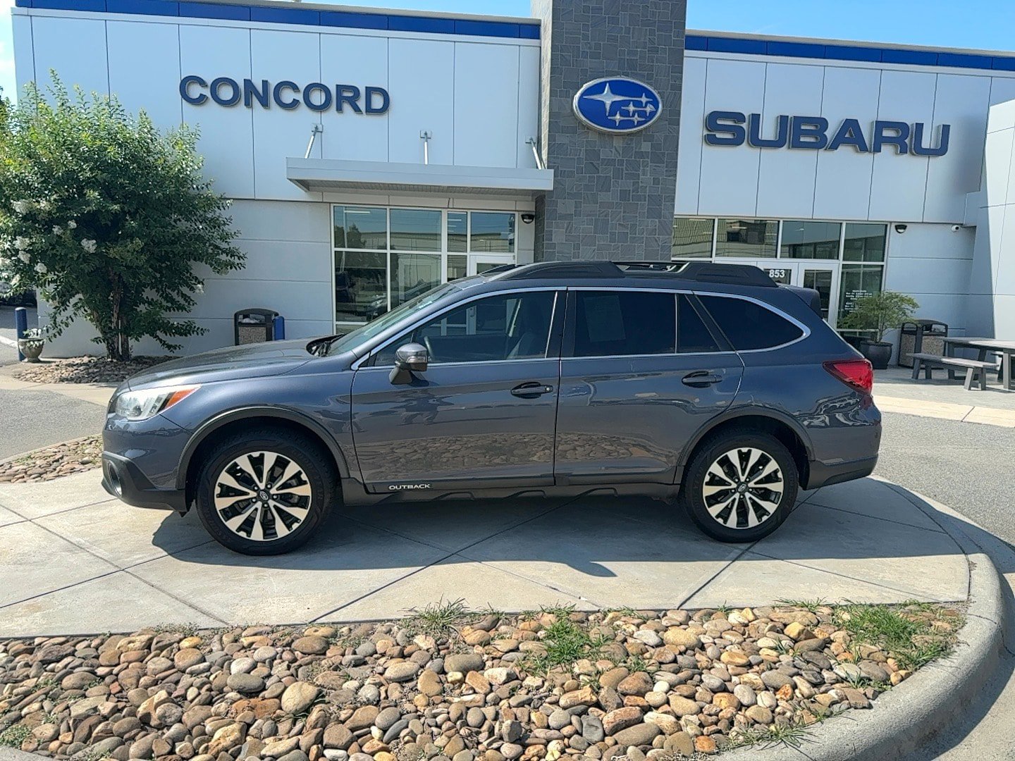 Used 2017 Subaru Outback 3.6R Limited AWD/4WD image 1