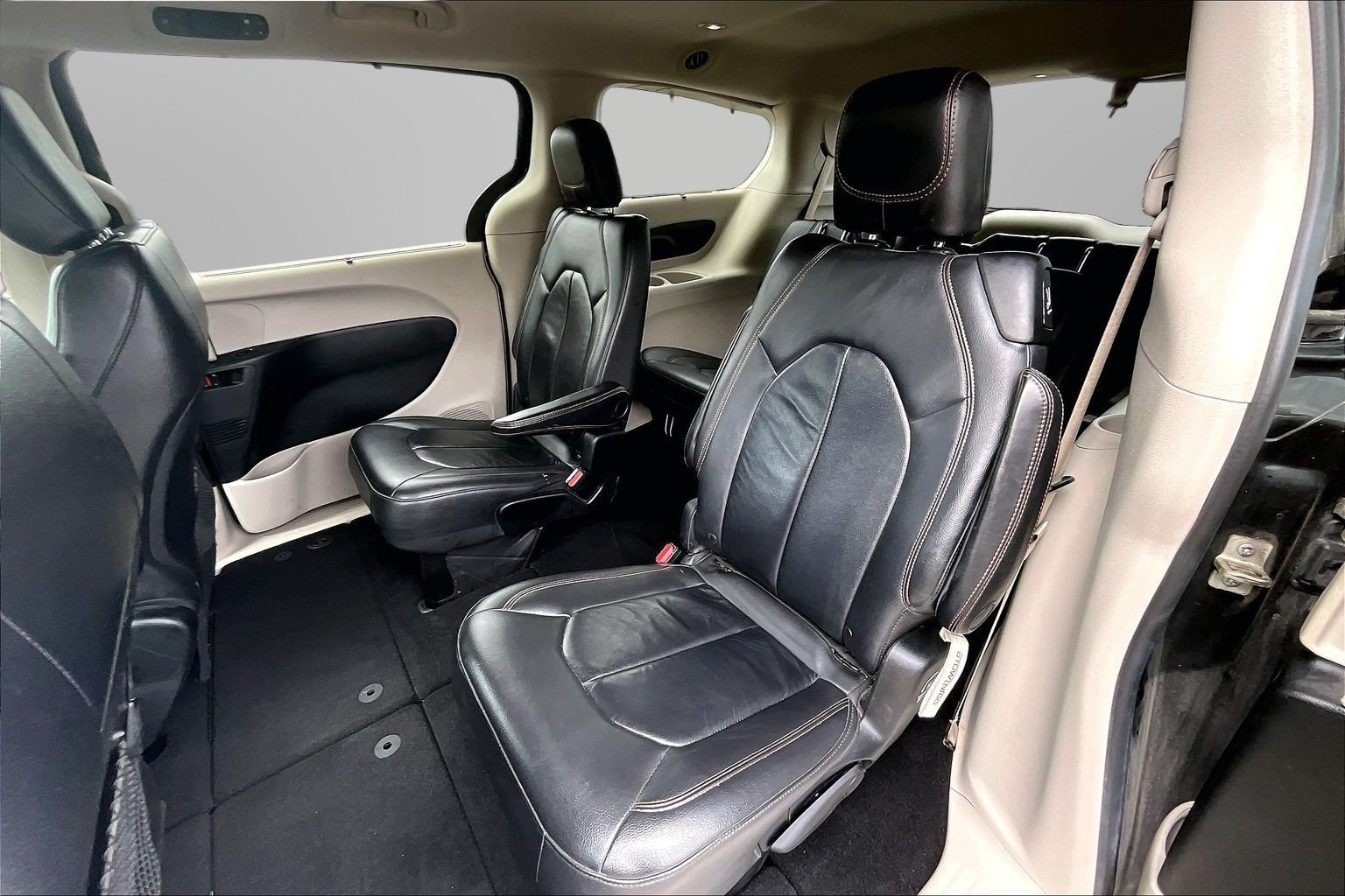Used 2017 Chrysler Pacifica Touring-L FWD image 17