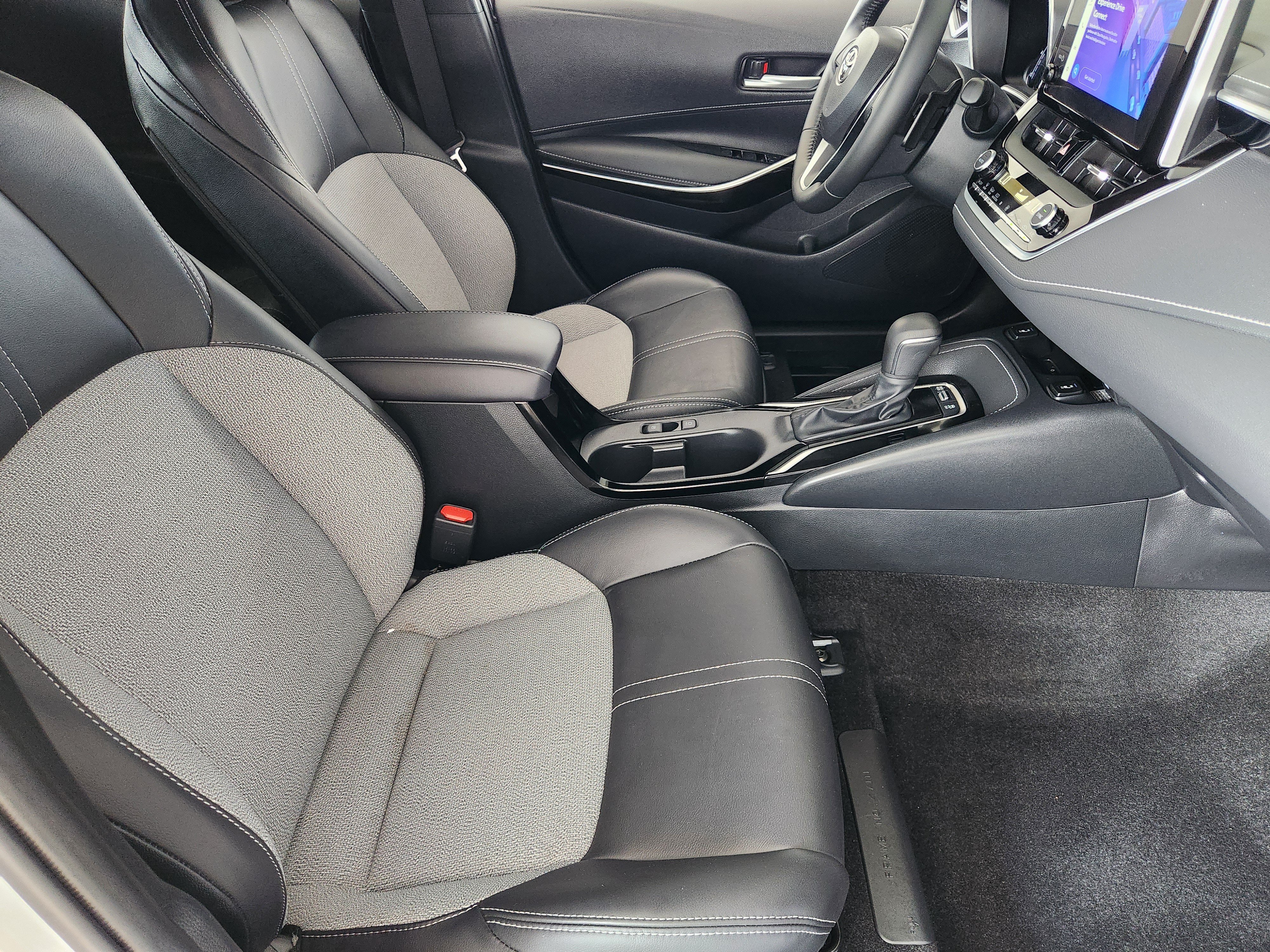 Used 2025 Toyota Corolla XSE FWD image 15