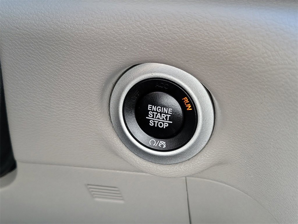 Used 2024 Chrysler Pacifica Touring-L image 8