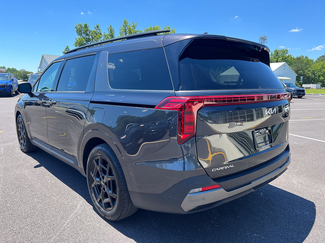 Used 2025 Kia Carnival SX FWD image 3