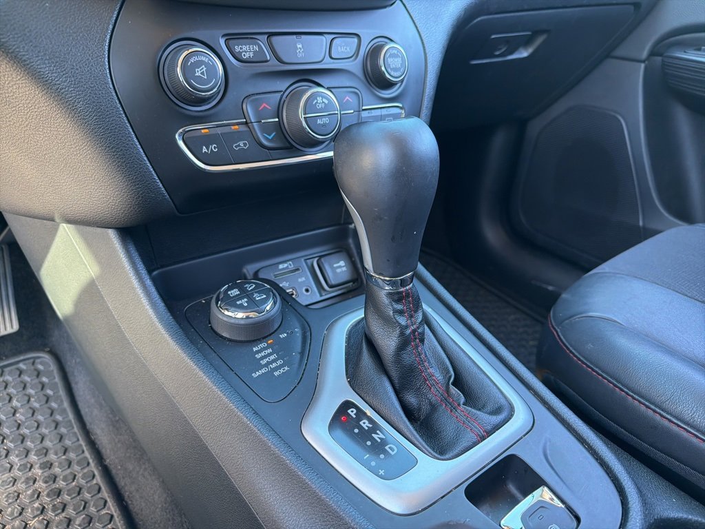 Used 2015 Jeep Cherokee Trailhawk w/ Comfort/Convenience Group image 23