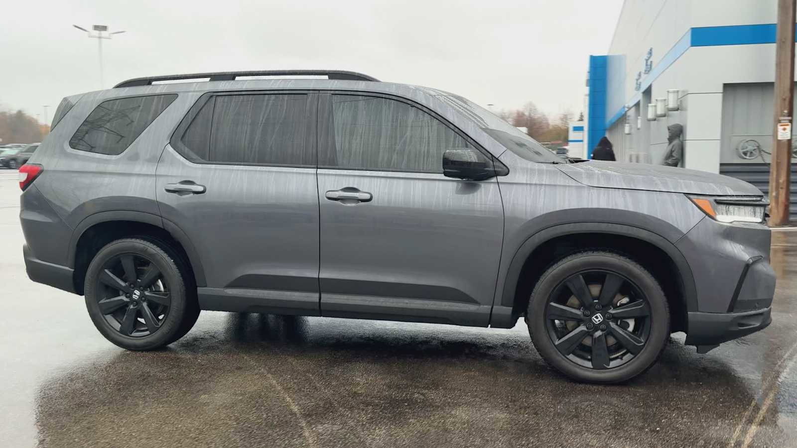 Used 2025 Honda Pilot Black Edition image 9