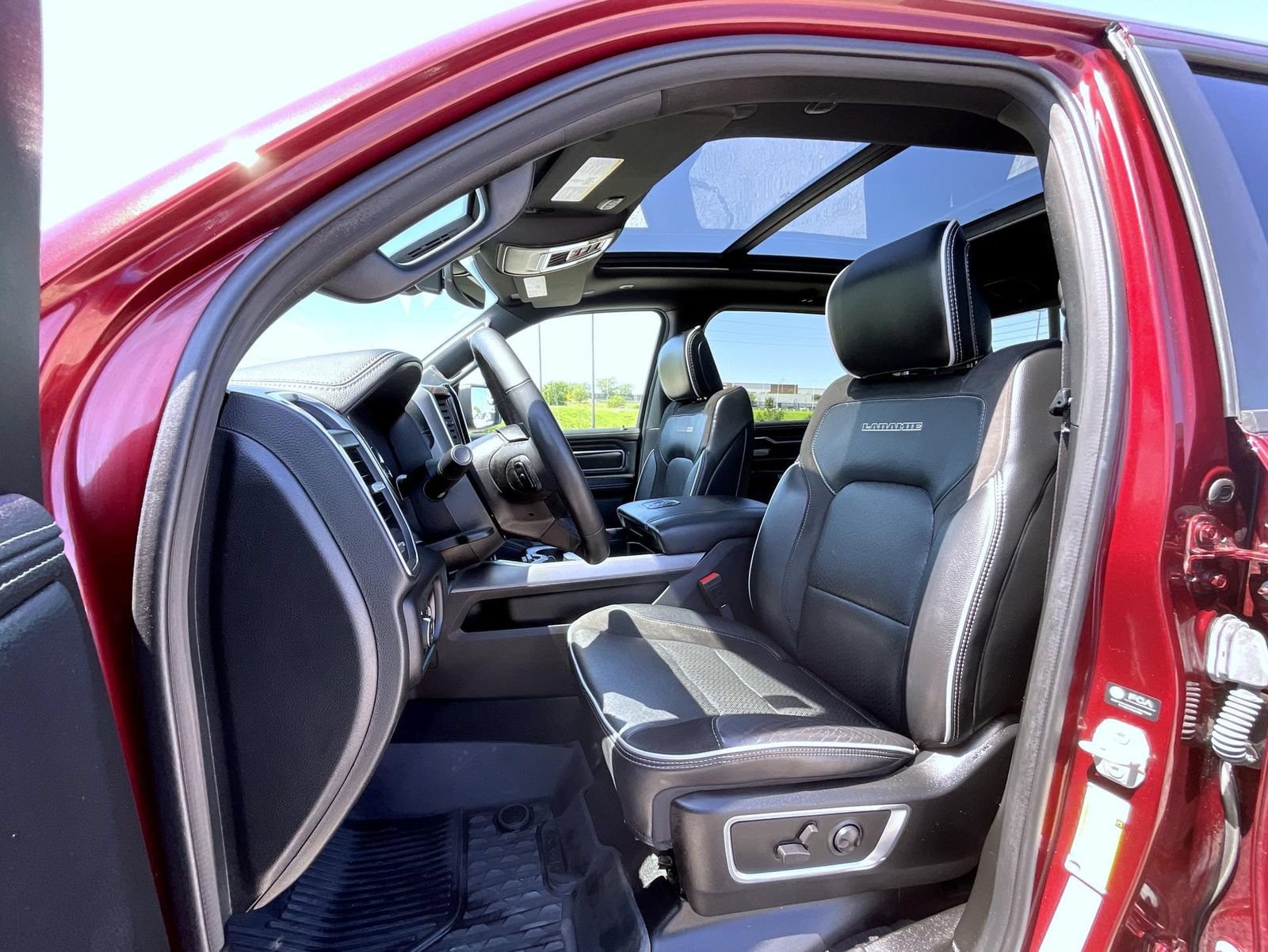 Used 2025 RAM 1500 Laramie w/ Sport Appearance Package AWD/4WD image 10