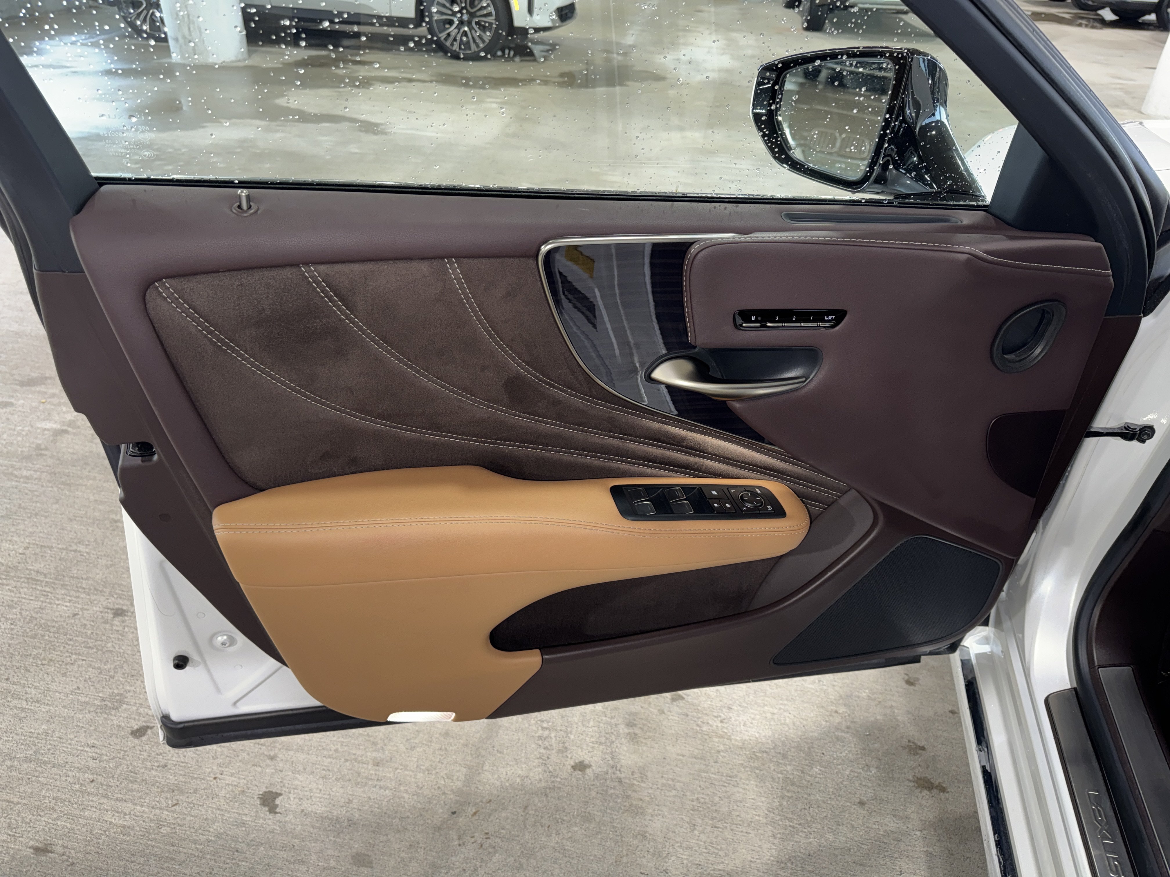 Used 2019 Lexus LS 500 w/ Accessory Package (Z2) RWD image 17