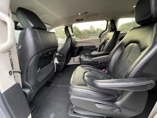 Used 2022 Chrysler Pacifica Touring-L image 11