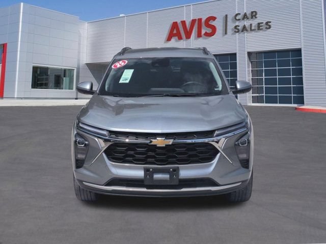 Used 2025 Chevrolet Trax LT w/ LT Convenience Package FWD image 2