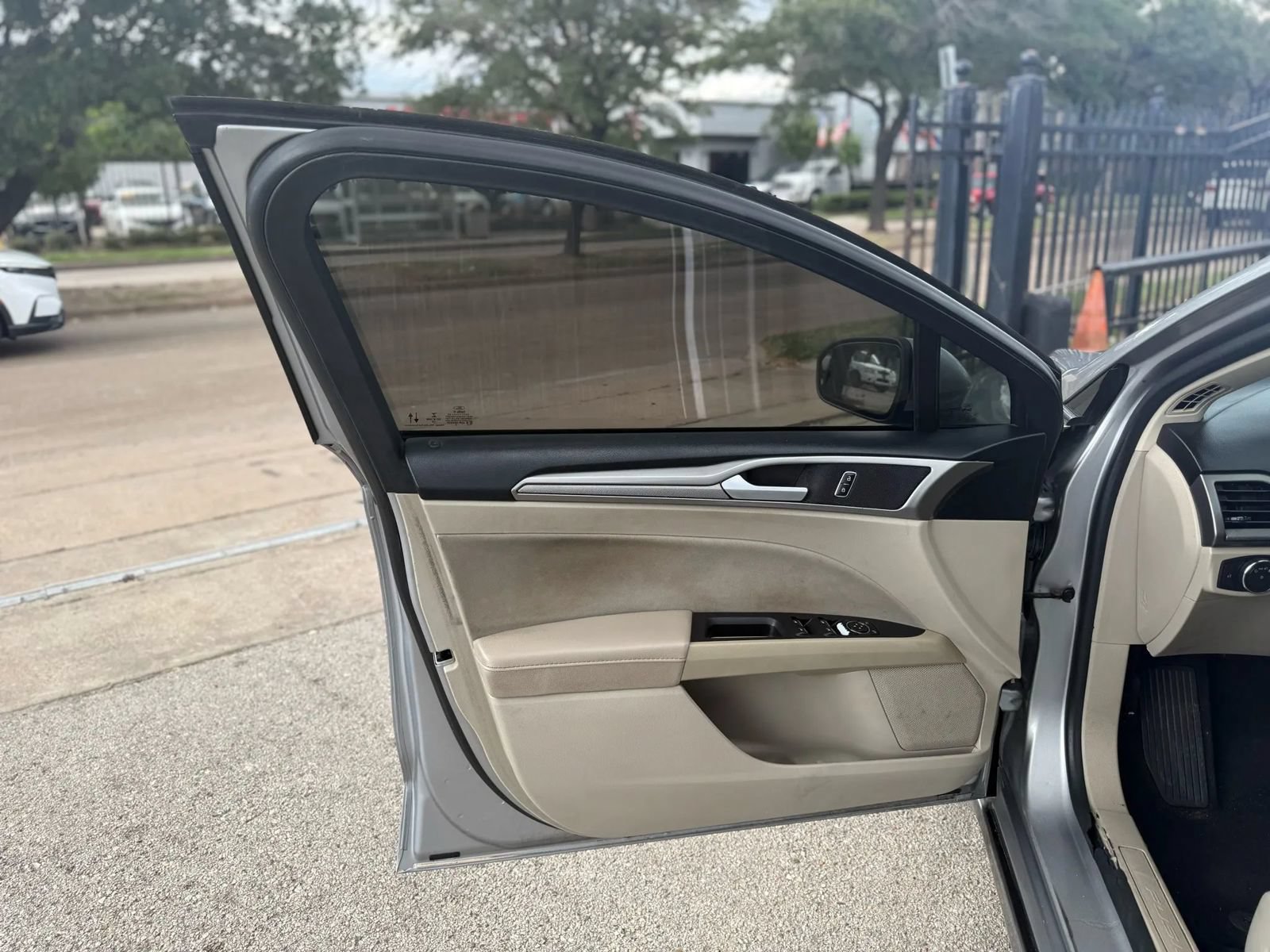 Used 2020 Ford Fusion SE FWD image 8
