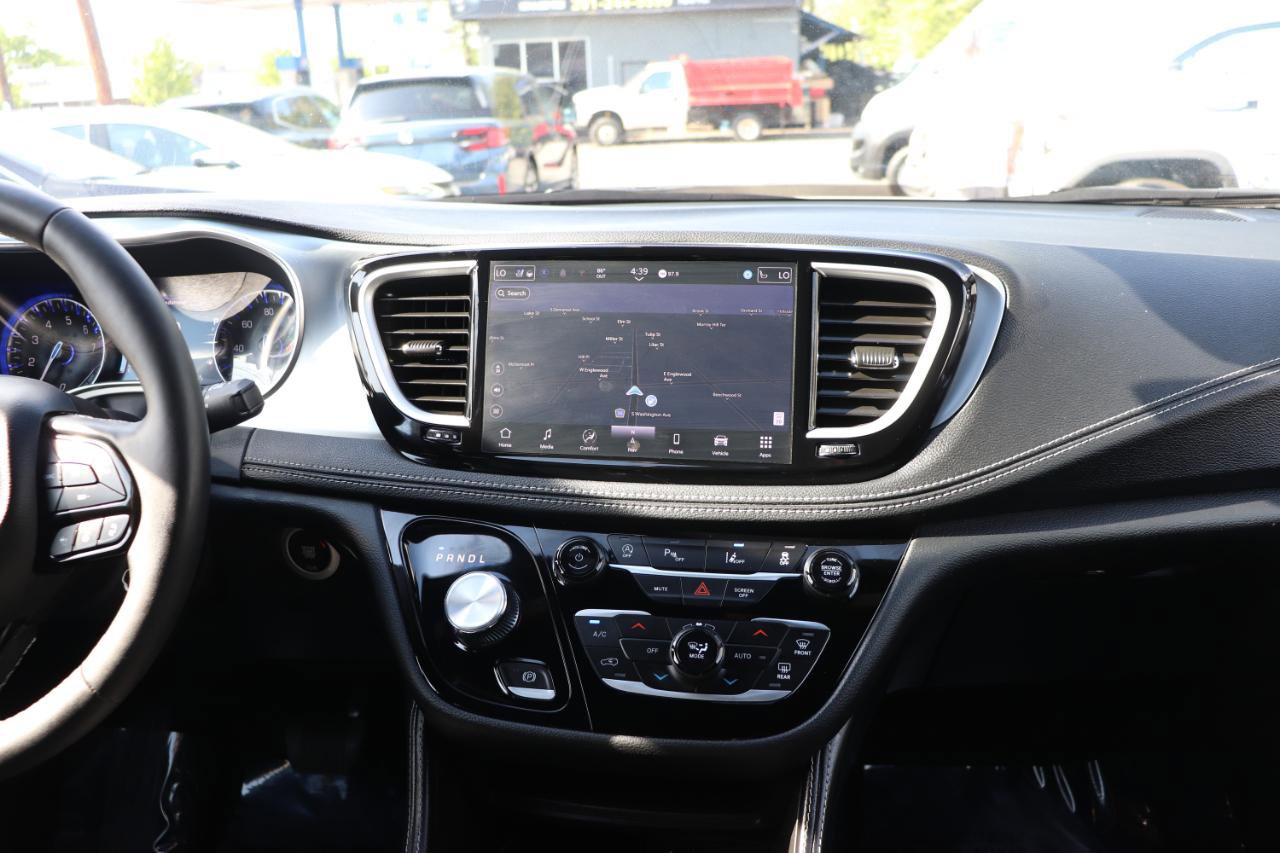 Used 2025 Chrysler Pacifica Limited FWD image 21