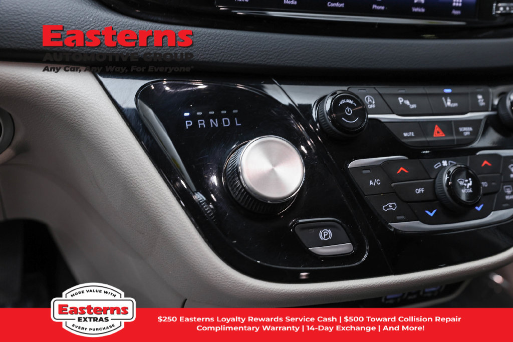 Used 2023 Chrysler Pacifica Touring-L FWD image 14