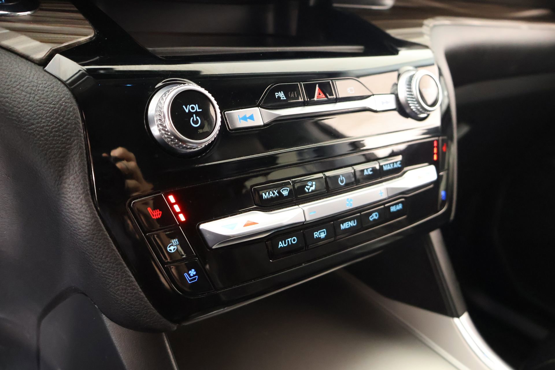 Used 2023 Ford Explorer Limited image 8