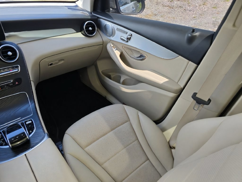 Used 2019 Mercedes-Benz GLC 350e 4MATIC image 19