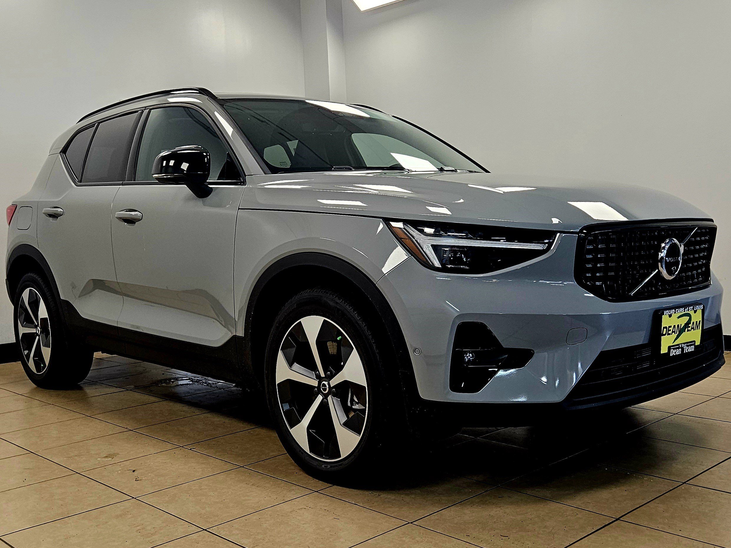 New 2026 Volvo XC40 B5 Plus w/ Climate Package AWD/4WD image 3