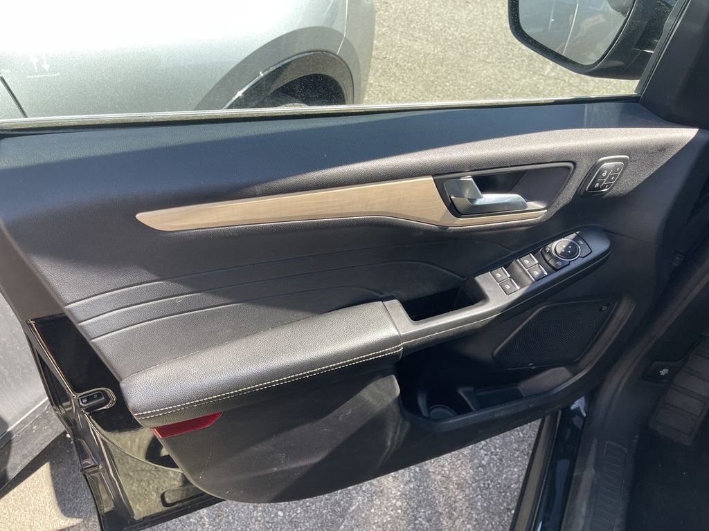 Used 2022 Ford Escape Titanium w/ Titanium Premium Package image 4