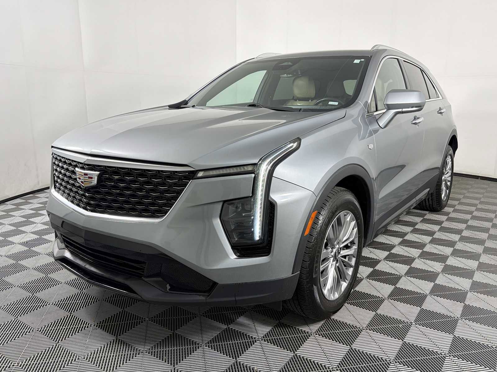 Used 2024 Cadillac XT4 Premium Luxury image 3