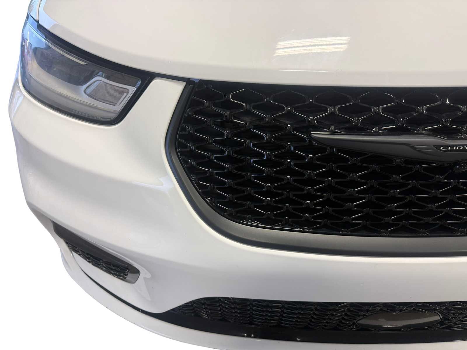 Used 2021 Chrysler Pacifica Touring w/ S Appearance Package FWD image 4