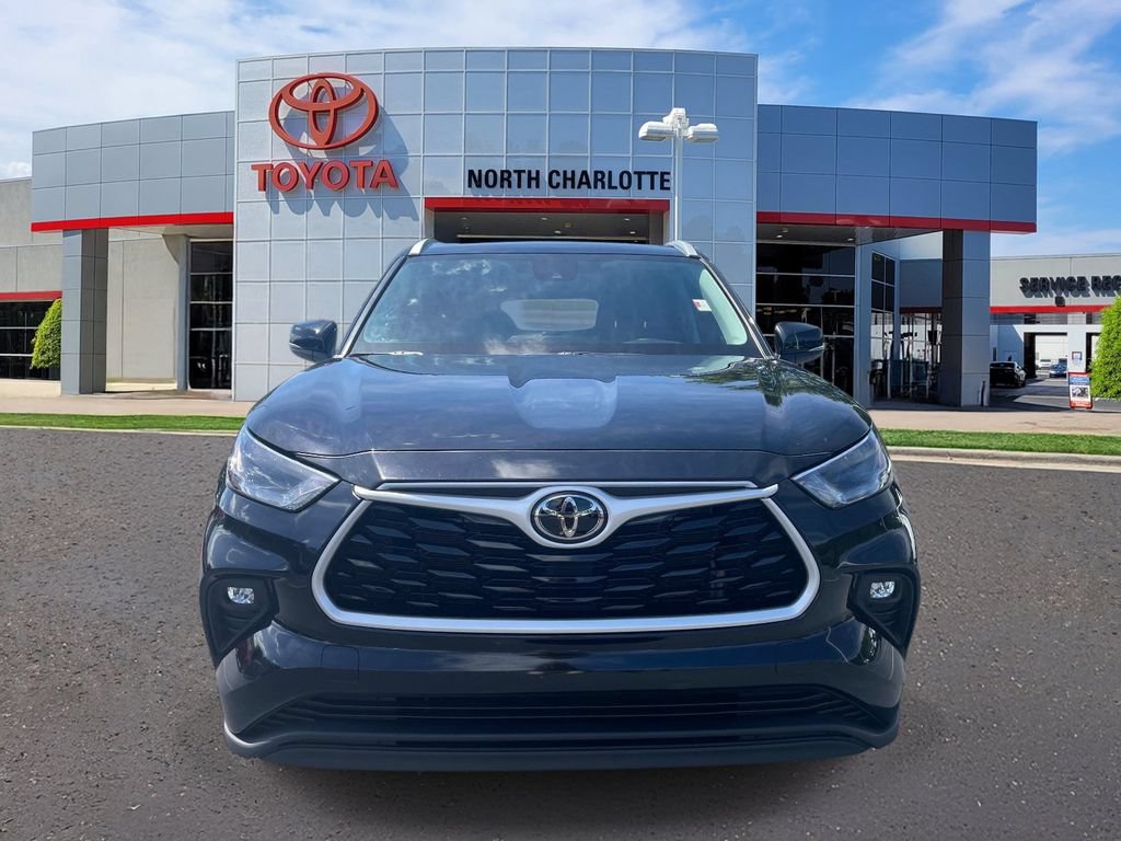 Used 2024 Toyota Highlander XLE FWD image 3
