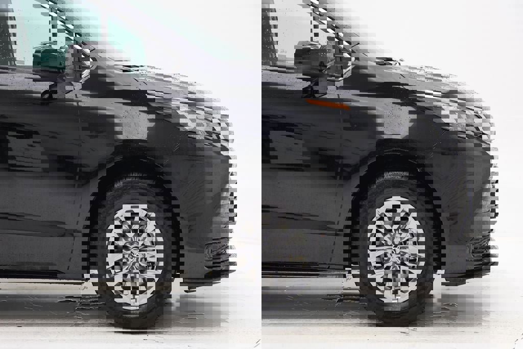 Used 2024 Toyota Sienna LE image 3