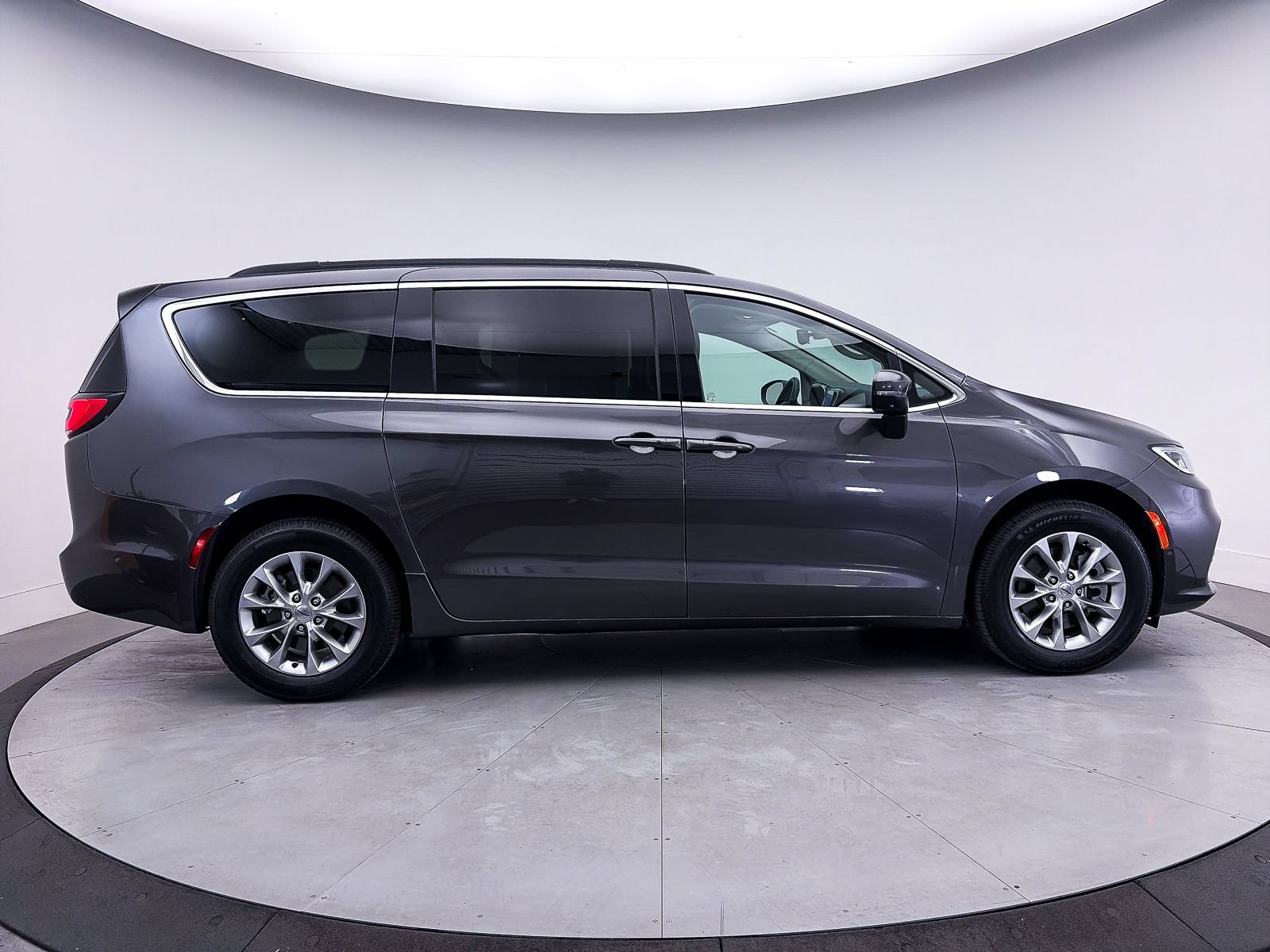 Used 2023 Chrysler Pacifica Touring-L AWD/4WD image 38