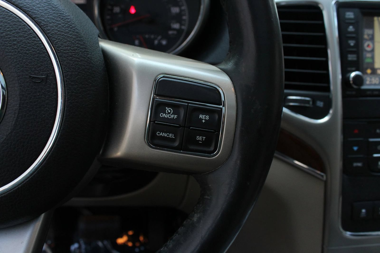 Used 2012 Jeep Grand Cherokee Limited w/ Luxury Group II AWD/4WD image 29