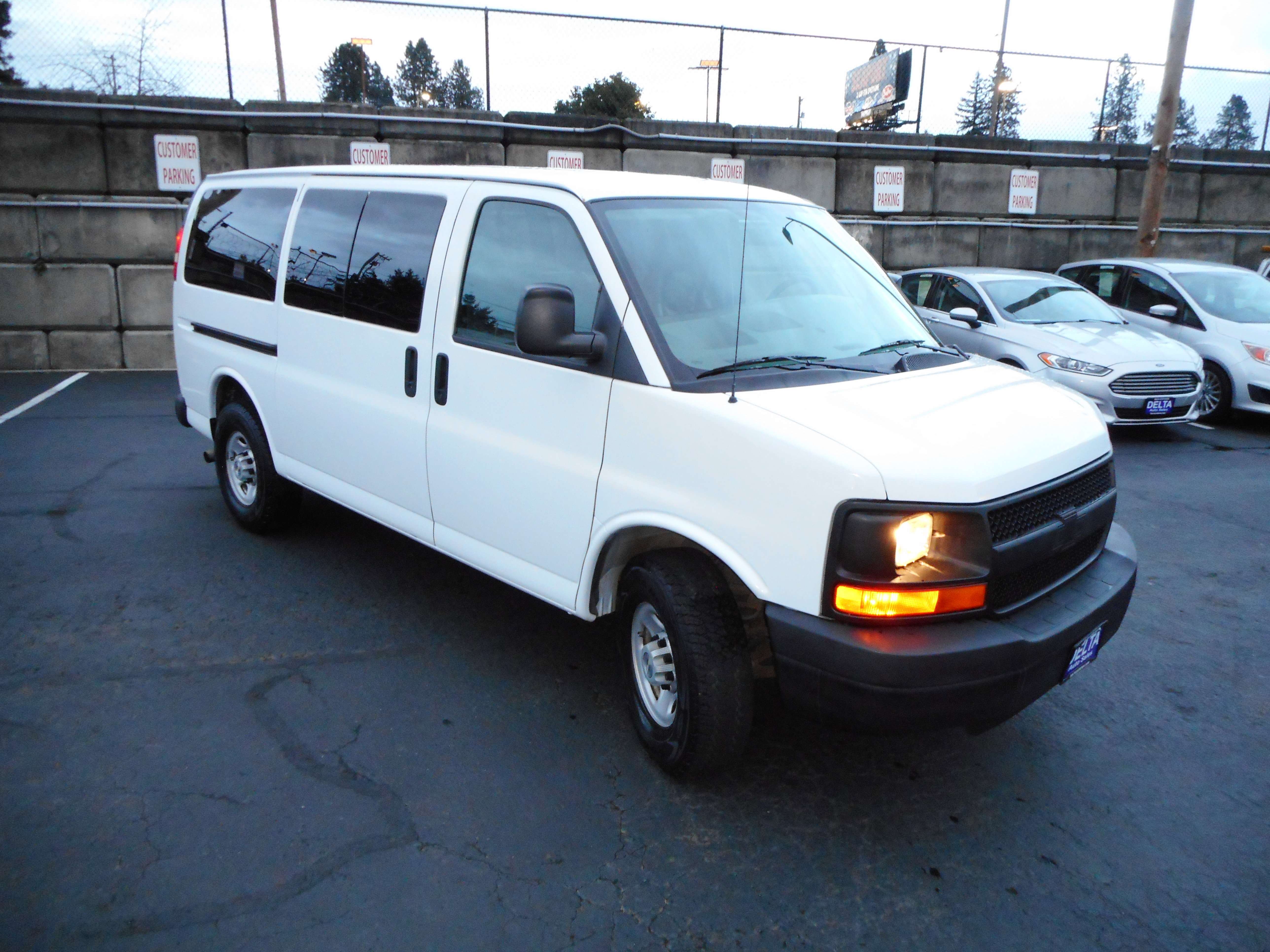 Used 2008 Chevrolet Express 3500 Passenger image 5
