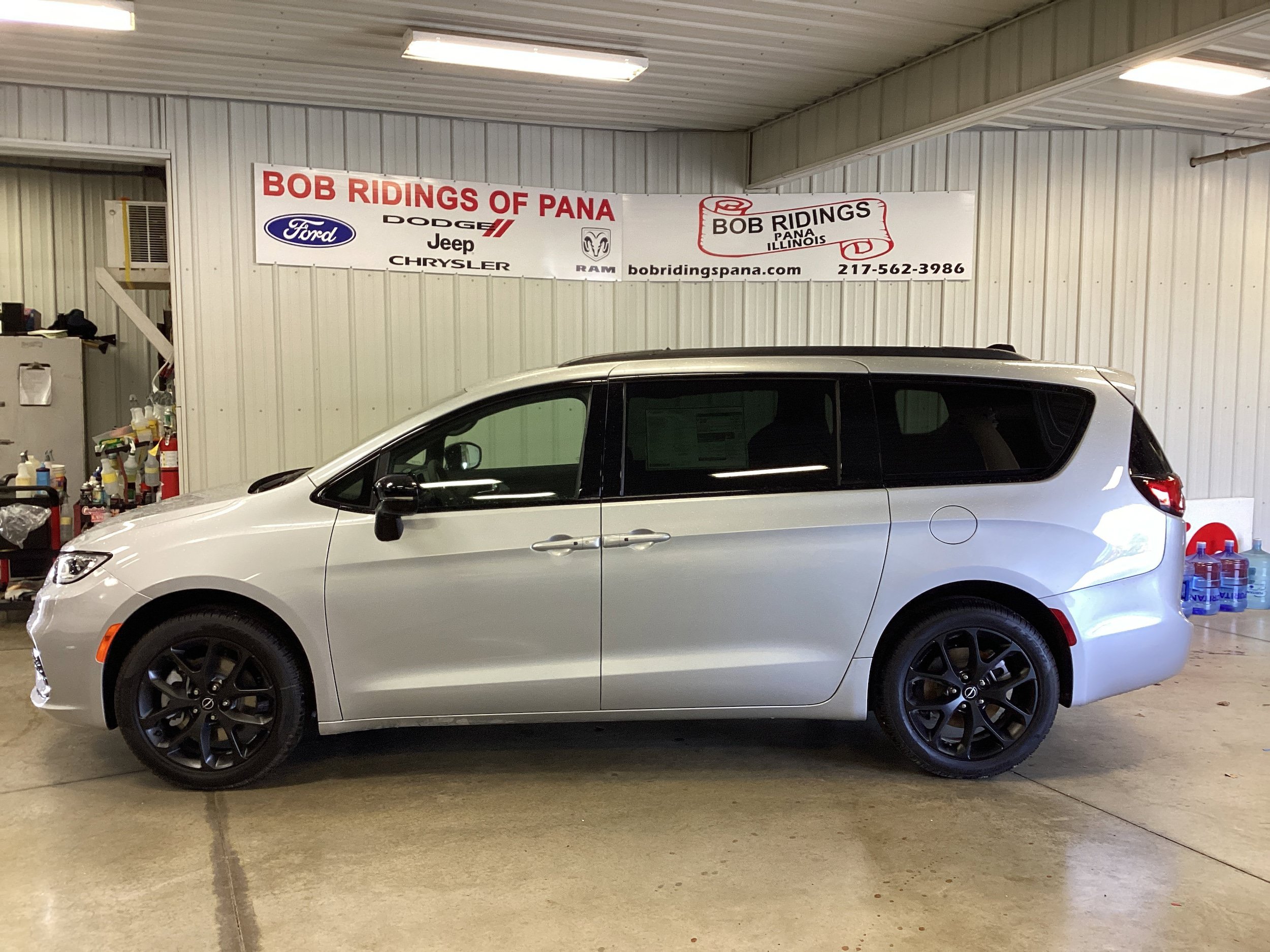 New 2026 Chrysler Pacifica Limited w/ S Appearance Package AWD/4WD image 2