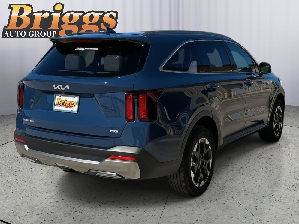 Certified 2025 Kia Sorento S w/ Panoramic Sunroof Package AWD/4WD image 5