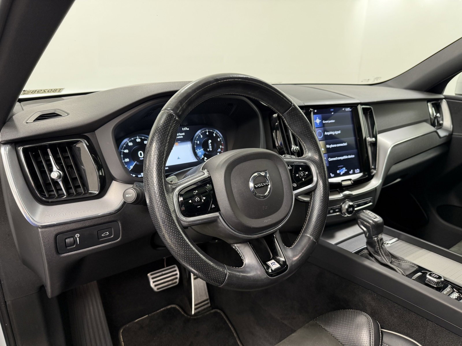 Used 2018 Volvo XC60 T6 R-Design w/ Convenience Package image 15