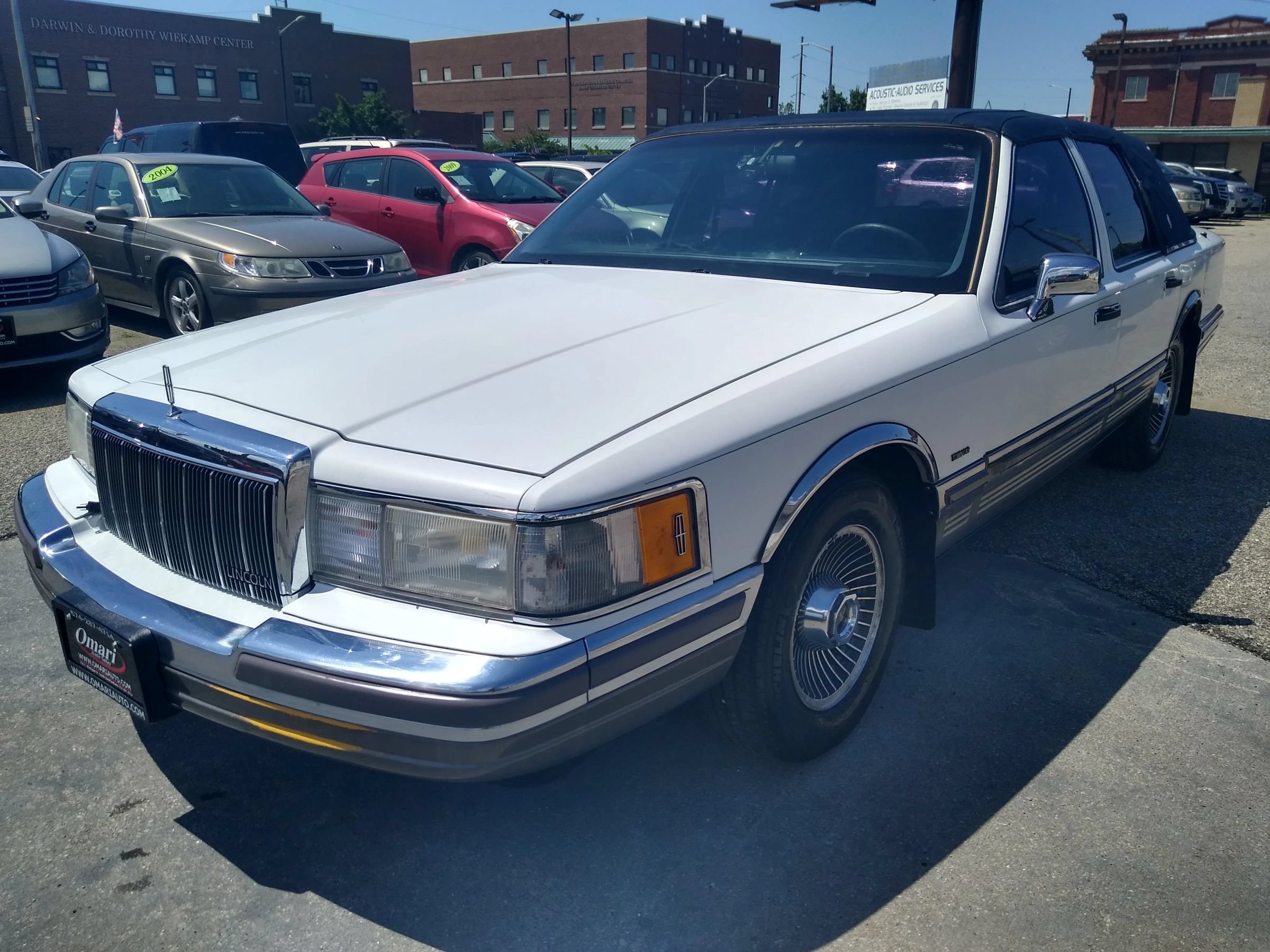 Used 1990 Lincoln Town Car Signature RWD image 3