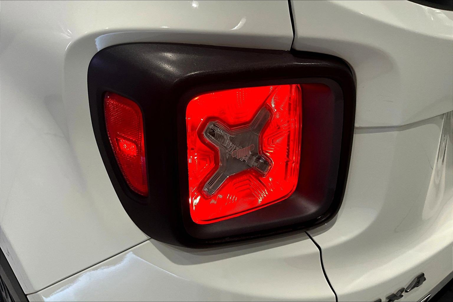 Used 2016 Jeep Renegade Trailhawk AWD/4WD image 23