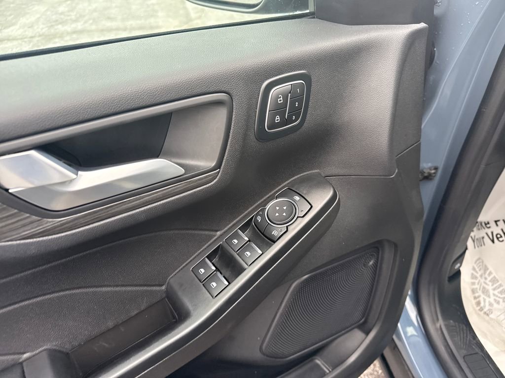 Used 2025 Ford Escape Platinum image 27