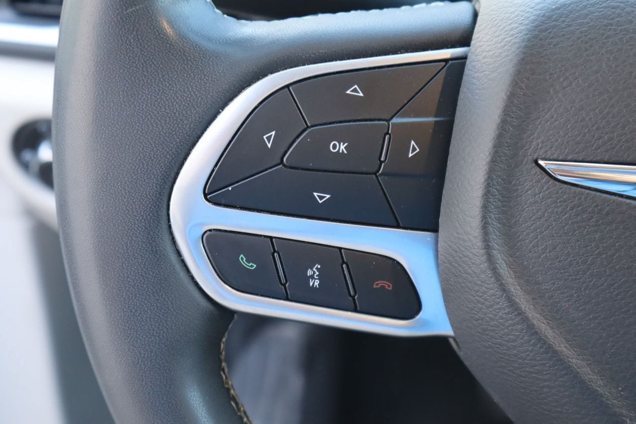 Used 2023 Chrysler Pacifica Touring-L FWD image 13