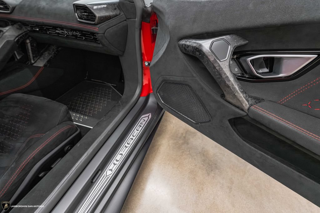 Used 2018 Lamborghini Huracan Performante AWD/4WD image 32
